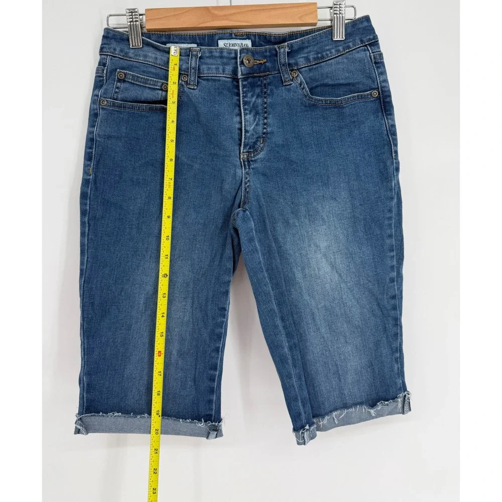 St Johns Bay Womens Blue Denim‎ Bermuda Shorts Raw Hem Stretch Mid Rise Sz 4